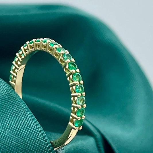 17 Colombian Emeralds and 18k Gold Band